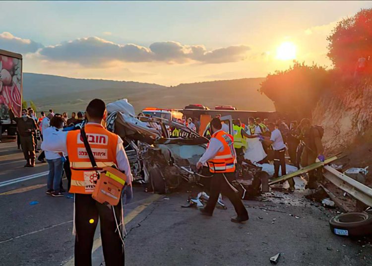 La policía investiga si el accidente de autobús mortal fue causado por