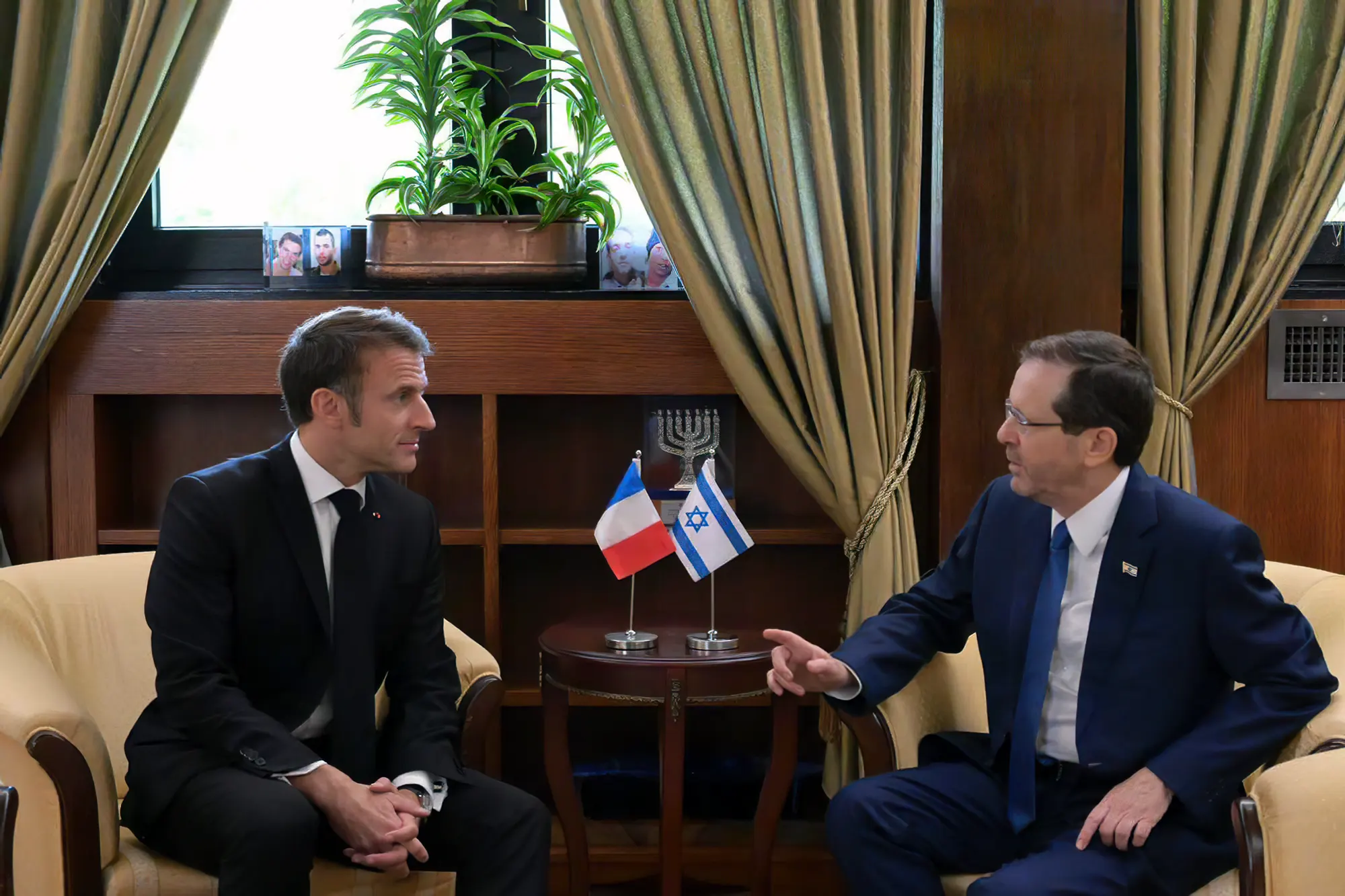 Macron dice a Herzog que la prioridad es liberación de los rehenes