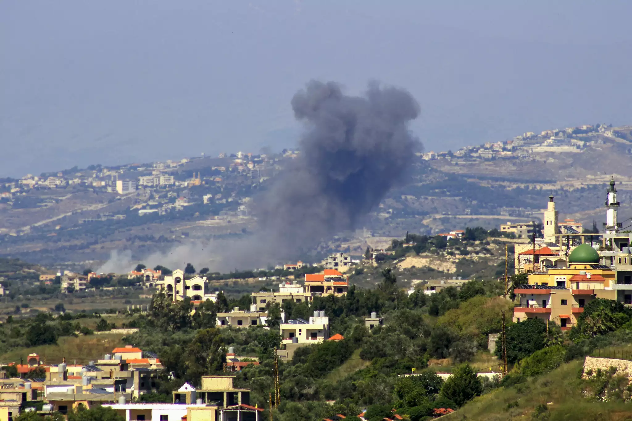 Israel bombardea depósito de armas de Hezbolá en el sur del Líbano