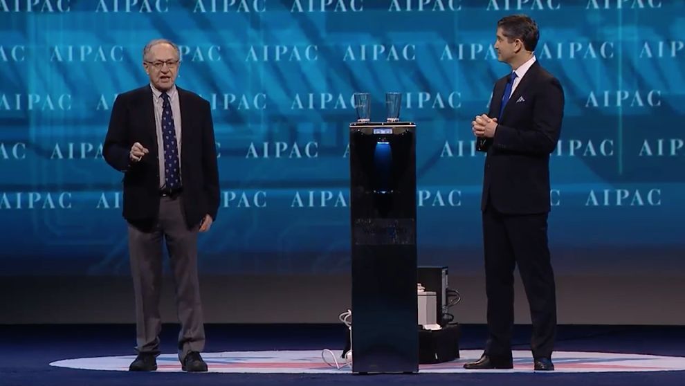 Alan Dershowitz (izquierda) y el Director General AIPAC Elliot Brandt en la demostración de la tecnología de la empresa israelí de Water Gen, el 26 de marzo de 2017. (captura de pantalla)