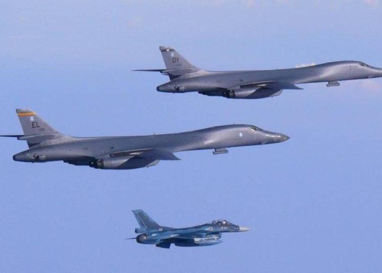 Dos bombarderos de EE.UU. sobrevuelan la península coreana