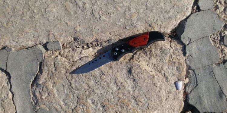Un cuchillo que llevaba uno de los terroristas que llevó a cabo un tiroteo que dejó a dos israelíes gravemente heridos cerca del Monte del Templo en la Ciudad Vieja de Jerusalém el 14 de julio de 2017. (Policía de Israel)