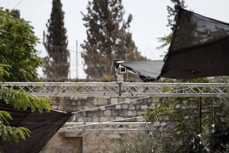Medidas de seguridad, incluidas las cámaras, que se instalaron fuera de la Puerta de los Leones de la Ciudad Vieja, un punto de acceso principal al Monte del Templo en Jerusalén, 24 de julio de 2017. (AFP / Ahmad GHARABLI)
