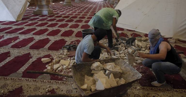 Islámicos destrozan el piso del lugar que supuéstamente es sagrado para ellos, para atacar con los escombros a los judíos.