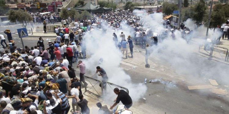Policía israelí contiene a árabes que protagonizaron disturbios fuera de la Ciudad Vieja de Jerusalém, el viernes, 21 de julio de 2017. (AP Photo / Mahmoud Illean)