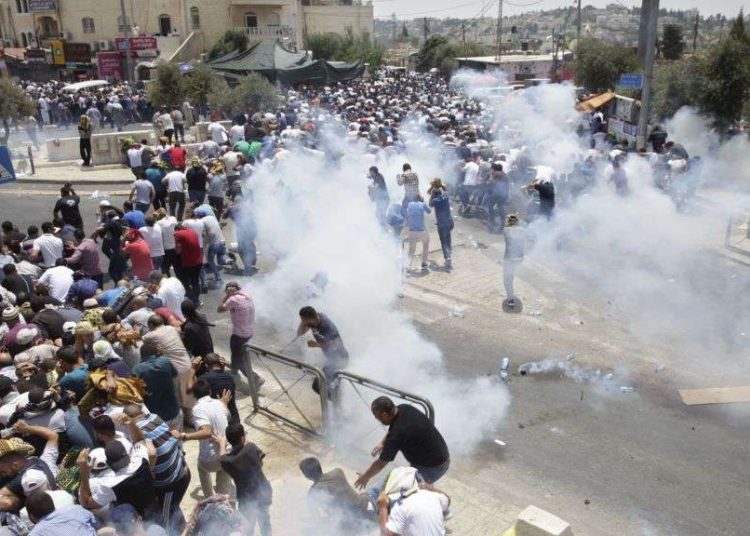 Policía israelí contiene a árabes que protagonizaron disturbios fuera de la Ciudad Vieja de Jerusalém, el viernes, 21 de julio de 2017. (AP Photo / Mahmoud Illean)