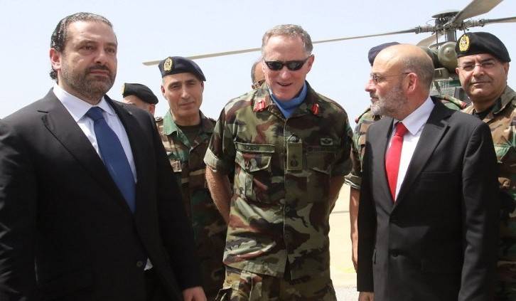 El primer ministro libanés, Saad Hariri, se encuentra al lado del Jefe de Misión y Comandante de la Fuerza Provisional de las Naciones Unidas en el Líbano (FPNUL), General de División Michael Beary, de Irlanda, durante una visita a la sede de la FPNUL en el sur Aldea libanesa de Naqura el 21 de abril de 2017. (AFP / Mahmoud Zayyat)