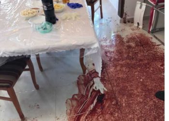 Sangre en la mesa de Shabat, la escena del ataque terrorista islámico. (Portavoz de las FDI)