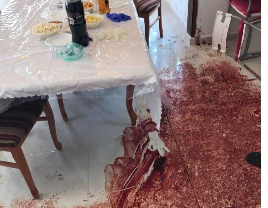 Sangre en la mesa de Shabat, la escena del ataque terrorista islámico. (Portavoz de las FDI)