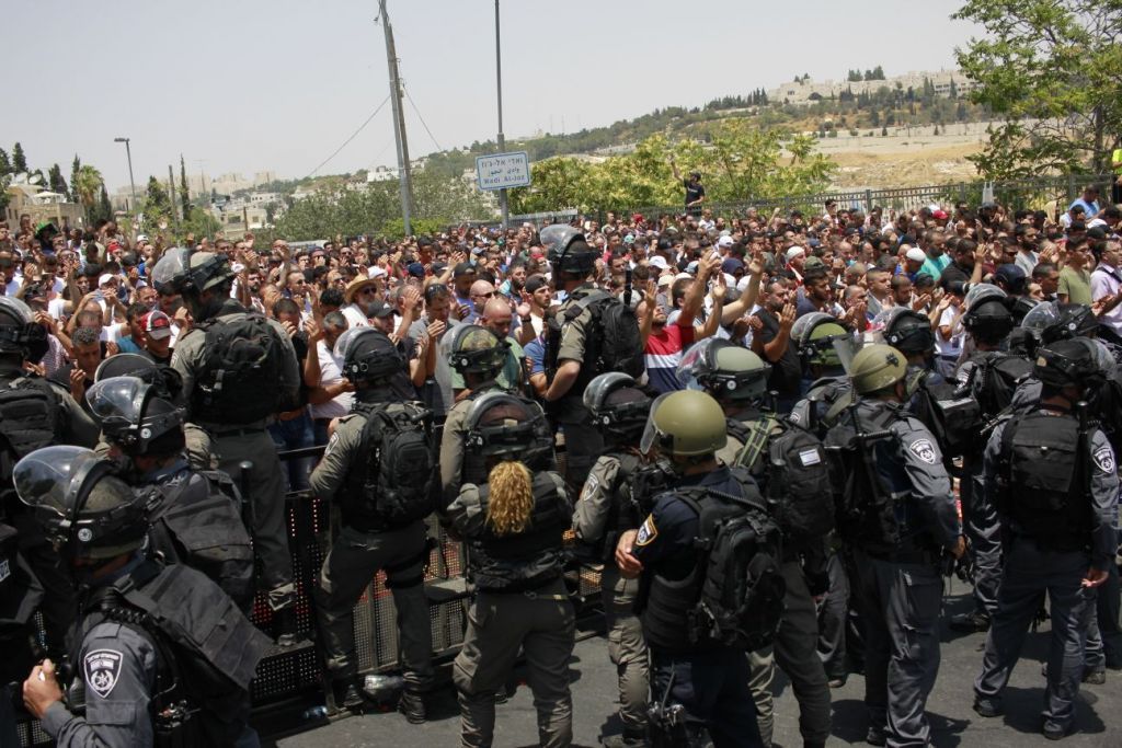 Las fuerzas de seguridad israelíes están de guardia frente a los árabes fuera de la Puerta de los Leones, 21 de julio de 2017. (Judá Ari Gross / Times of Israel)