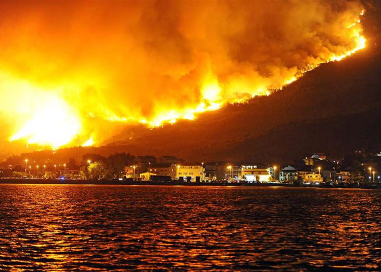 AFP / Str Un incendio en la localidad de Posdtrana, cerca de Split (Croacia), el 18 de julio de 2017