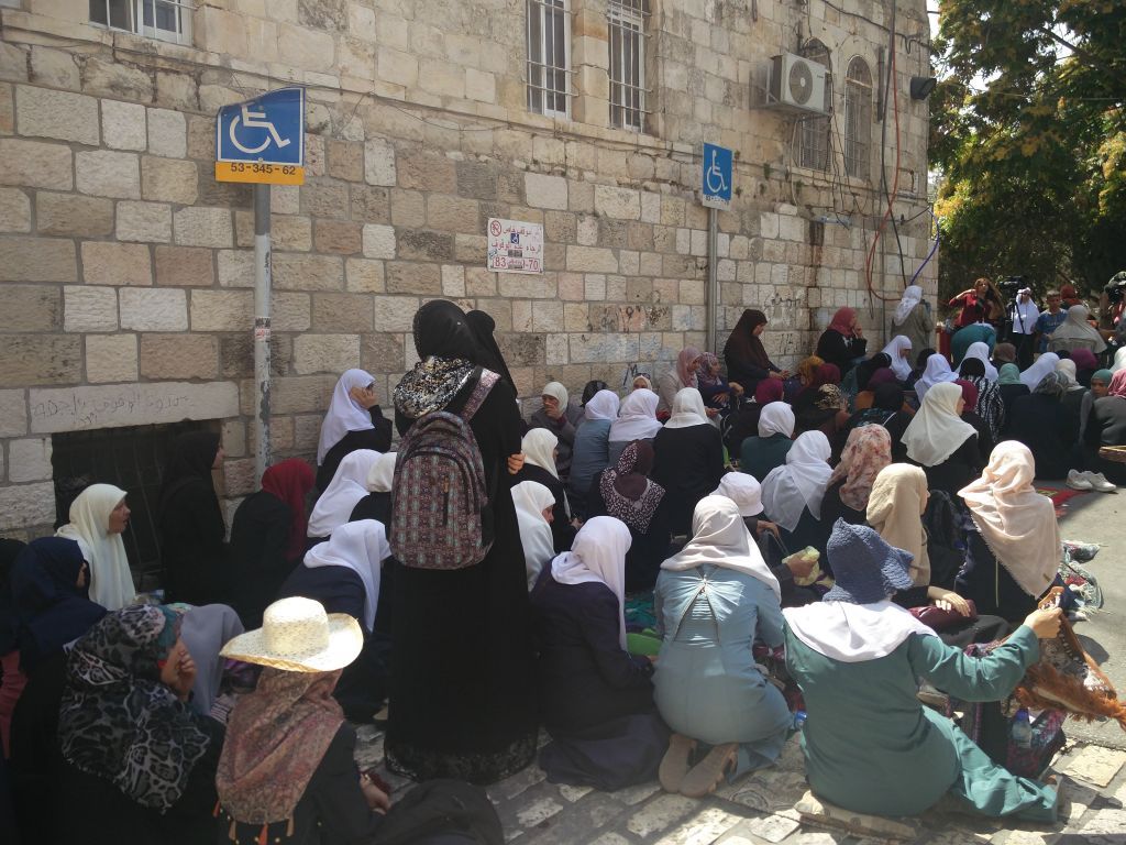 Islámicas protestando contra las medidas de seguridad israelíes en la Puerta de los Leones en la Ciudad Vieja de Jerusalén y negándose a entrar en el recinto del Monte del Templo para llegar a la Mezquita de Al Aqsa, el 25 de julio de 2017. (Raou Wootliff / Times of Israel)