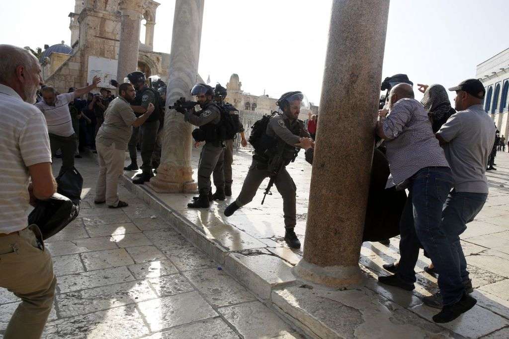 Islámicos provocando a las fuerzas de seguridad israelíes ante las cámaras (AP / Mahmoud Illean)