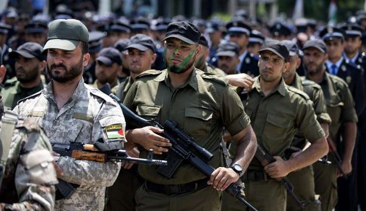 Miembros de las fuerzas árabes leales a Hamas participan en un desfile en la ciudad de Gaza el 26 de julio de 2017 (AFP PHOTO / MAHMUD HAMS)