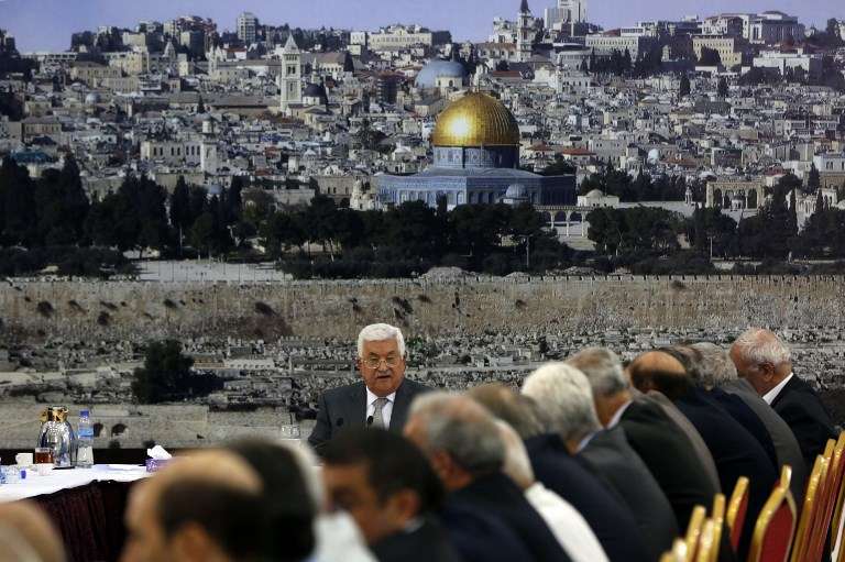 El presidente de la Autoridad Palestina, Mahmoud Abbas, se dirige a una reunión en la ciudad de Ramallah el 21 de julio de 2017. (AFP PHOTO / ABBAS MOMANI)
