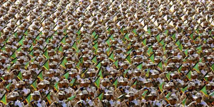 Miembros de la Guardia Revolucionaria de Irán en un desfile militar anual frente al mausoleo del fallecido ayatolá Jomeini, a las afueras de Teherán, Irán, el 22 de septiembre de 2014 (AP / Ebrahim Noroozi)