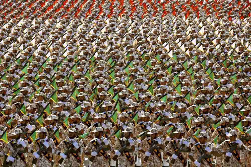 Miembros de la Guardia Revolucionaria de Irán en un desfile militar anual frente al mausoleo del fallecido ayatolá Jomeini, a las afueras de Teherán, Irán, el 22 de septiembre de 2014 (AP / Ebrahim Noroozi)