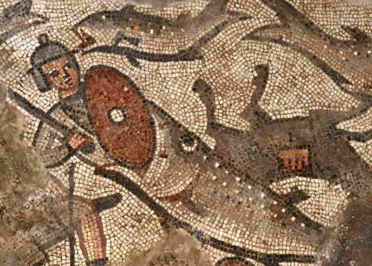 Un pez se traga a un soldado egipcio en una escena de mosaico que representa la división del Mar Rojo de la historia del Éxodo, de la sinagoga del siglo V en Huqoq, en el norte de Israel. (Jim Haberman / Universidad de Carolina del Norte Chapel Hill)