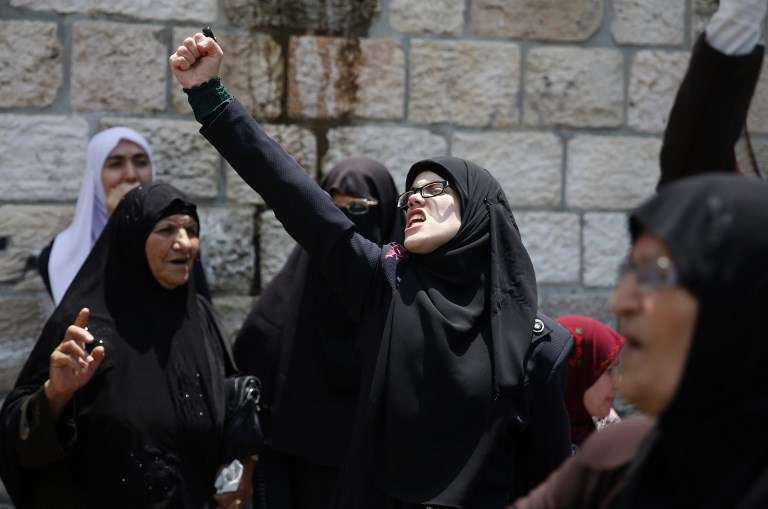 Mujeres islámicas gritan consignas durante los disturbios que protagonizaron en la Ciudad Vieja de Jerusalén el 20 de julio de 2017, contra las nuevas medidas de seguridad israelíes en el Monte del Templo (AFP PHOTO / AHMAD GHARABLI)