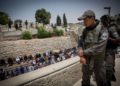 Musulmanes realizan oraciones del mediodía por la Puerta de los Leones, fuera del Monte del Templo, en la Ciudad Vieja de Jerusalém, el 20 de julio de 2017. (Miriam Alster / Flash90)