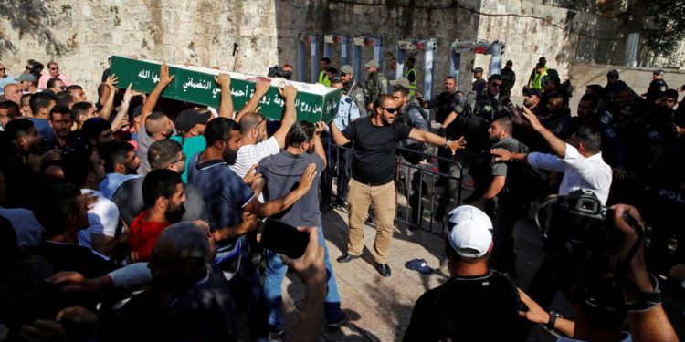 Musulmanes atacan a policías de Israel que custodian el acceso al Monte del Templo,