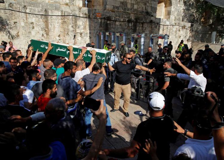 Musulmanes atacan a policías de Israel que custodian el acceso al Monte del Templo,