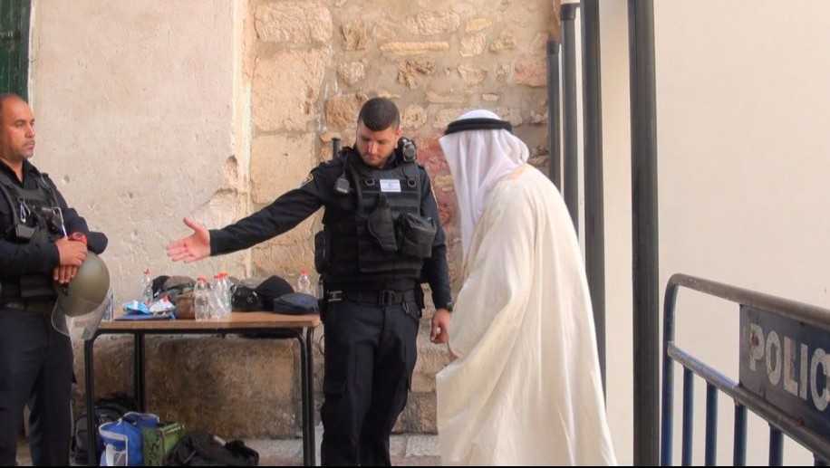 Un musulmán entra en el complejo del Monte del Templo el 18 de julio de 2017. (Policía de Israel)