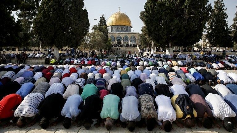 Musulmanes rezan en el Monte del Templo el 27 de julio de 2017. (AFP Photo / Ahmad Gharabli)