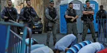 Miles de policías se preparan para protestas violentas alrededor del Monte del Templo