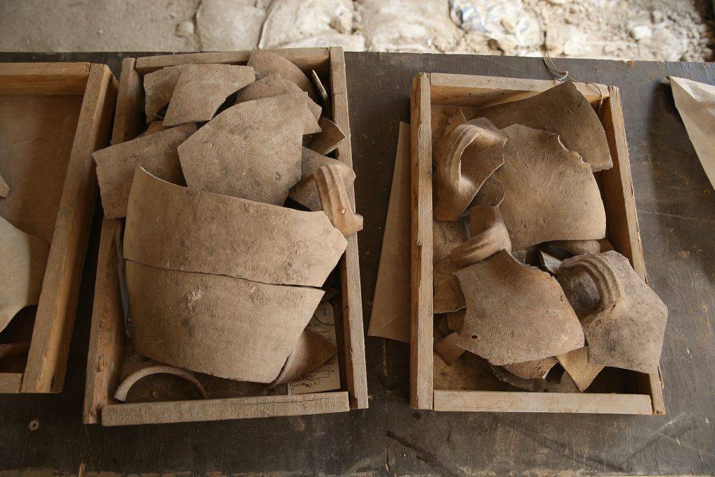 Jarras destrozadas, que atestiguan la Primera destrucción de la era del Templo en la Ciudad de David. (Eliyahu Yanai, Cortesía de la Ciudad de David)