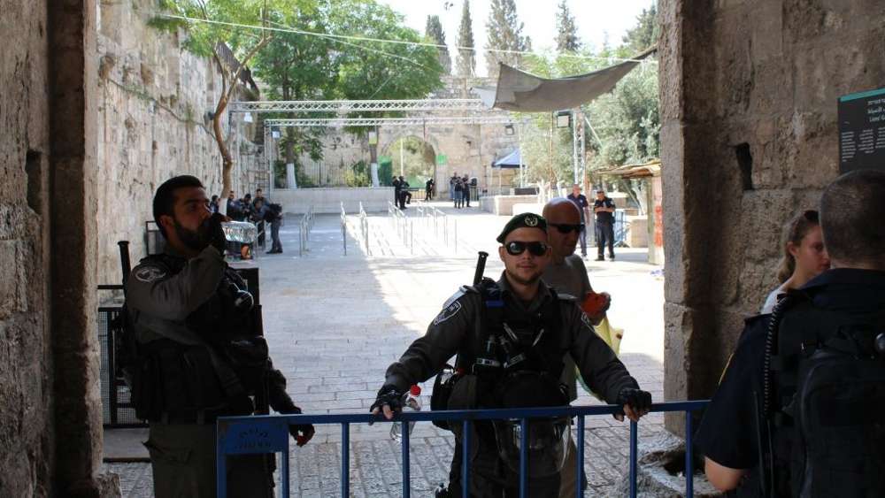 Policía de Frontera de guardia fuera de la Puerta de Leones de la Ciudad Vieja en Jerusalén, el 25 de julio de 2017. (Raoul Wootliff / Times of Israel)