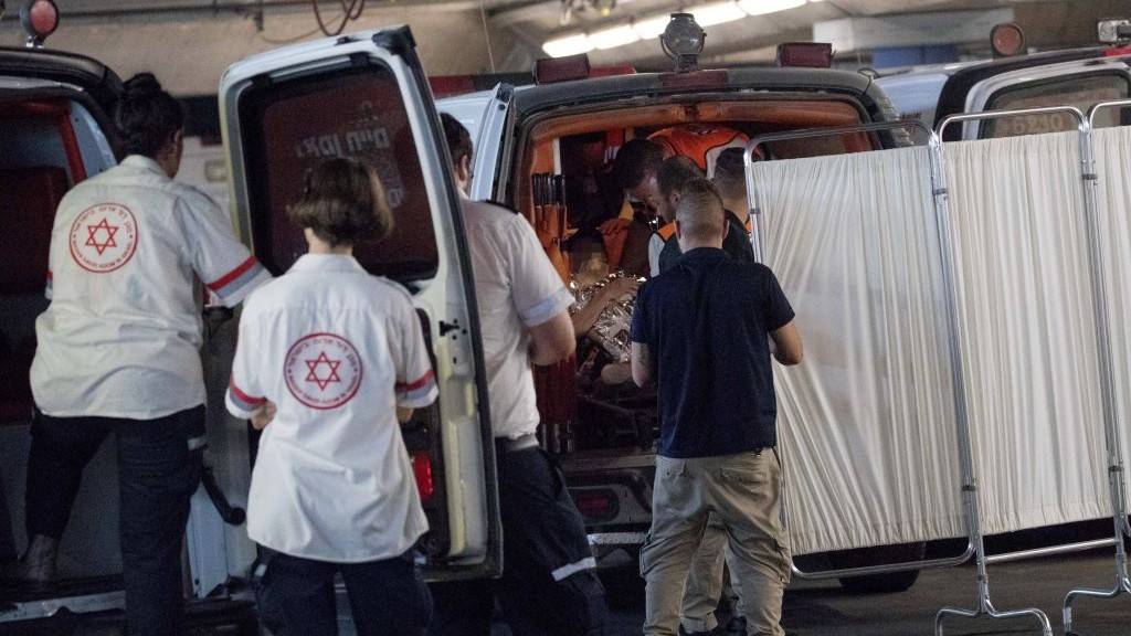 Los médicos trasladan a una mujer que fue herida durante un ataque de apuñalamiento en el poblado judío de Halamish en la sala de emergencia del Centro Médico Shaare Zedek en Jerusalén el 21 de julio de 2017. (Yonatan Sindel/Flash90)