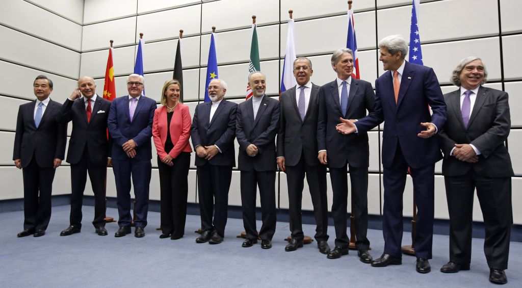 Los participantes en las conversaciones sobre el acuerdo nuclear de Irán posan para una fotogrupal en el edificio de la ONU en Viena, Austria, el 14 de julio de 2015. (Carlos Barria, Pool Photo via AP)