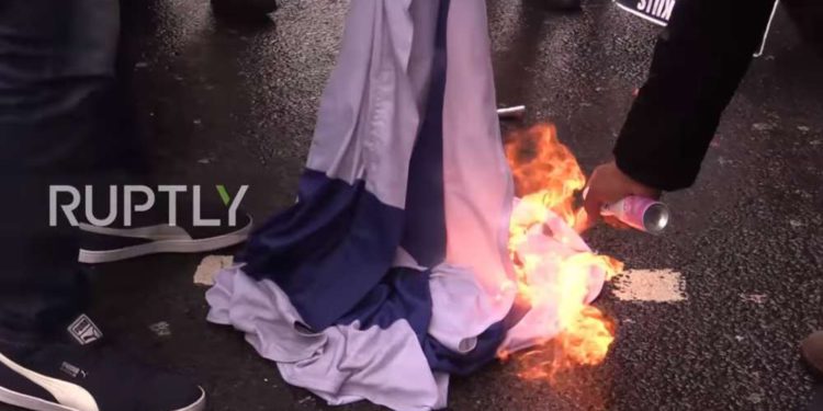 Manifestantes británicos queman banderas de Israel en Londres