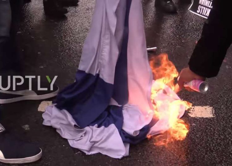 Manifestantes británicos queman banderas de Israel en Londres