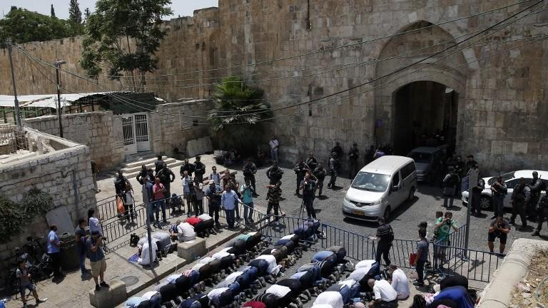 Los musulmanes rezan fuera de la Puerta de los Leones de la Ciudad Vieja de Jerusalém en protesta por la colocación de detectores de metal en las entradas al Monte del Templo el 17 de julio de 2017. (AFP Photo / Ahmad Gharabli)