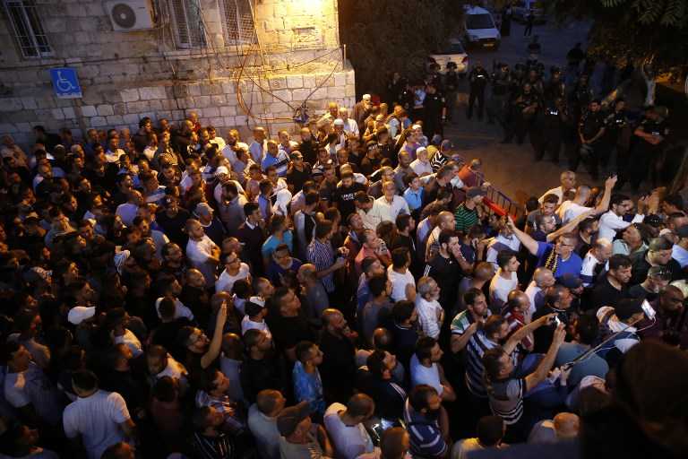 Árabes protestan junto a la Puerta de los Leones en la Ciudad Vieja de Jerusalén el 18 de julio de 2017. (AFP / AHMAD GHARABLI)