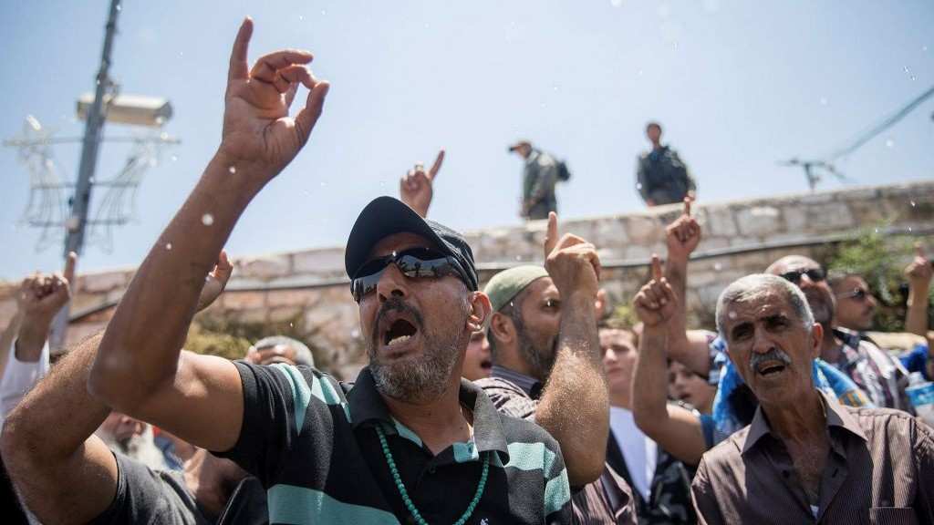 Musulmanes protestando fuera de la Puerta de los Leones de la Ciudad Vieja de Jerusalén el 19 de julio de 2017. (Yonatan Sindel / Flash90)