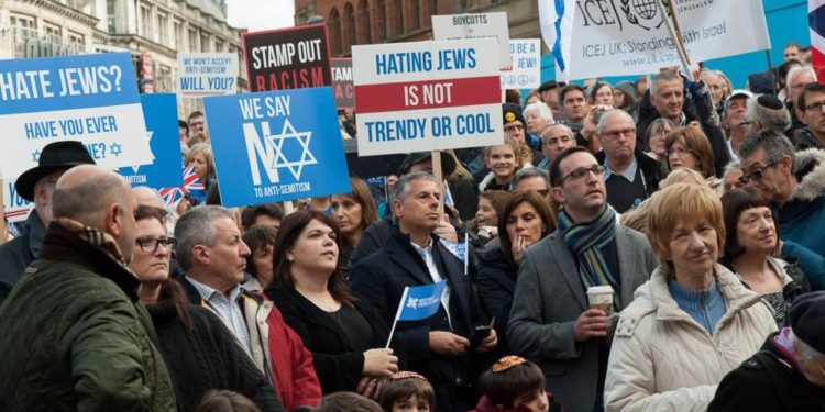 1 de 3 judíos británicos piensa abandonar Gran Bretaña por el antisemitismo