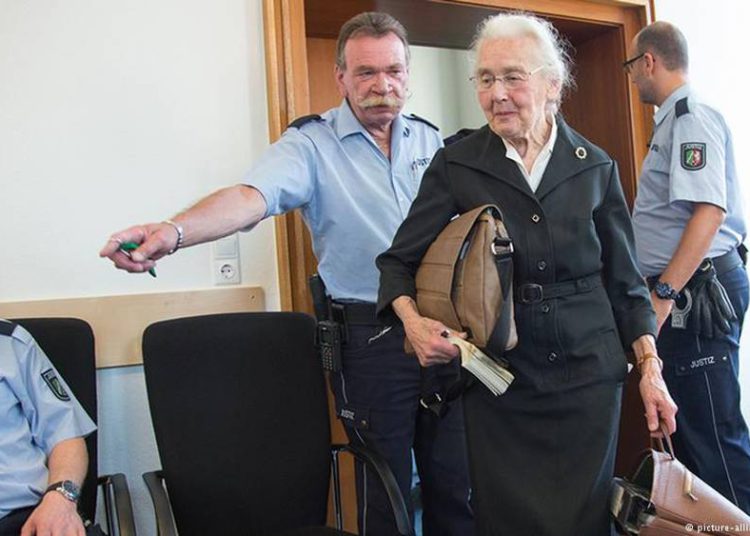 Ursula Haverbeck condenada a dos años por negar la Shoah en Alemania