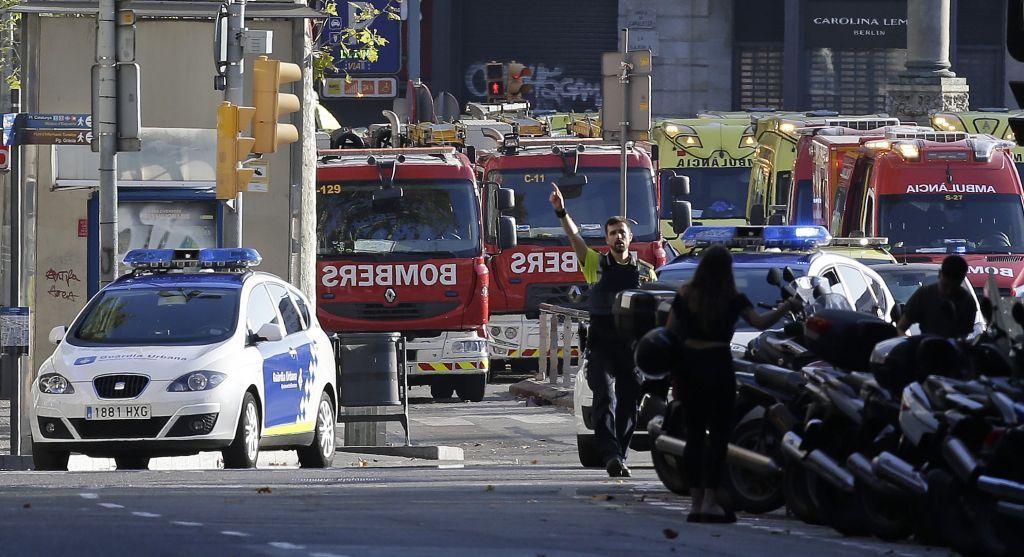 Un oficial de policía bloquea una calle en Barcelona, ​​España, el jueves 17 de agosto de 2017 tras un ataque islámico con una furgoneta blanca en el histórico distrito de Las Ramblas. (Foto AP / Manu Fernández)