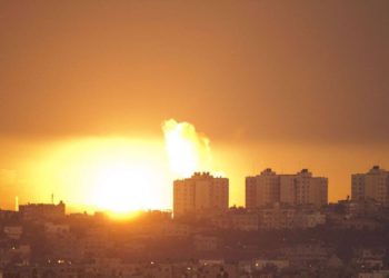 Aviones israelíes alcanzan objetivos de Hamas en Gaza tras ataque con cohetes