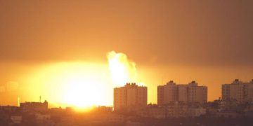 Aviones israelíes alcanzan objetivos de Hamas en Gaza tras ataque con cohetes