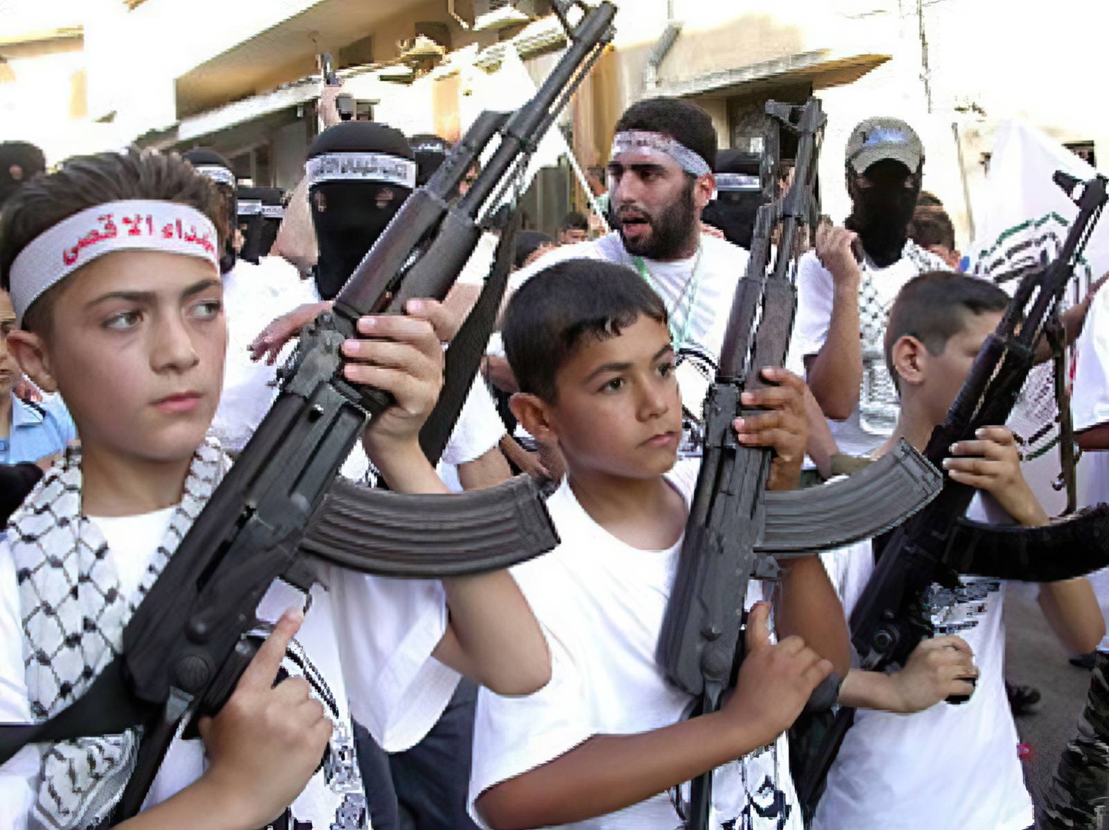 Как живут семьи террористов. Ребенок с автоматом. Палестинские дети с оружием.