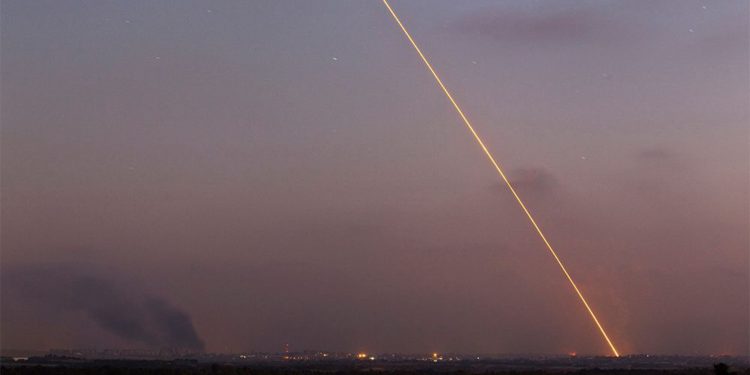 Terroristas de Gaza disparan un cohete hacia el sur de Israel