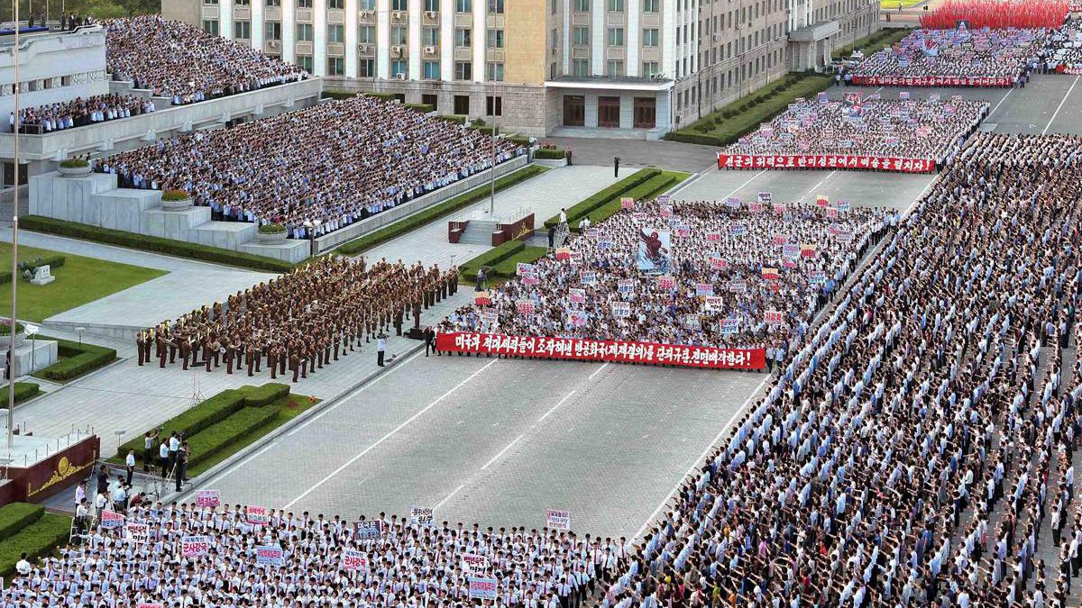 El desfile sobre la plaza Kim Il-sung (Reuters)