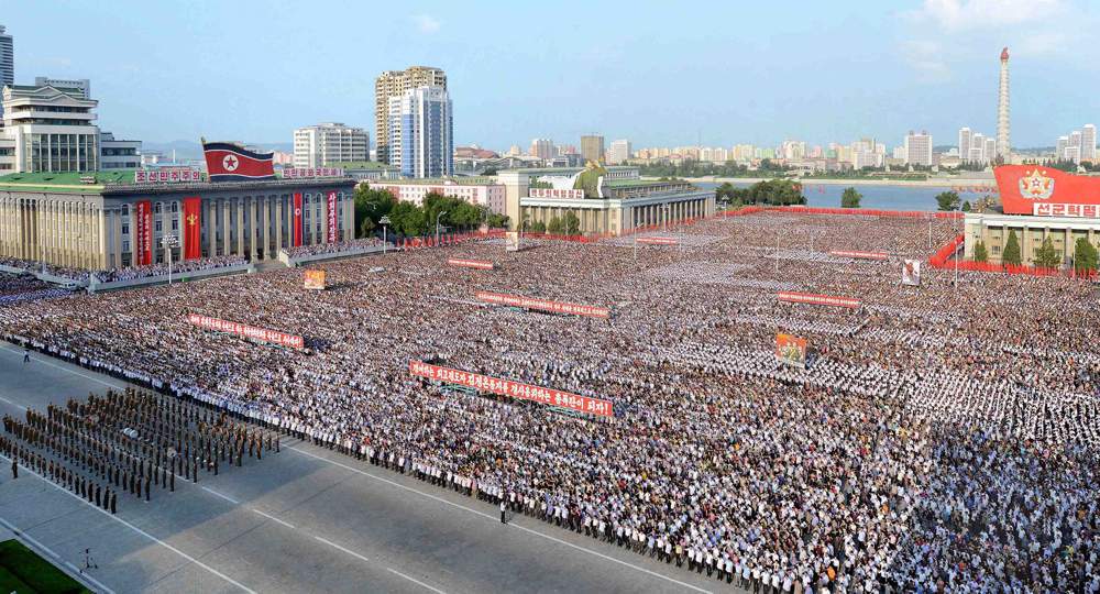 El desfile sobre la plaza Kim Il-sung (Reuters)