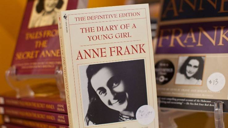 Esta foto de archivo tomada el 25 de marzo de 2012 muestra una copia de, “The Diary of a Young Girl: Anne Frank” se muestra en el Centro de Ana Frank en la ciudad de Nueva York. (Andrew Burton / AFP)