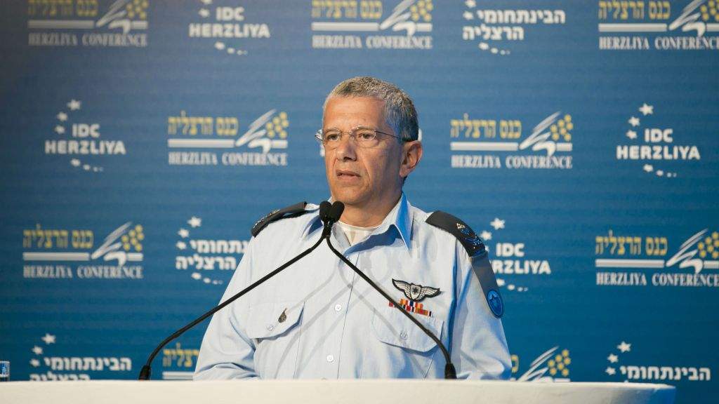 El comandante general de la Fuerza Aérea Israelí, general Amir Eshel, habla en una Conferencia de Herzliya en Herzliya, el 21 de junio de 2017. (Cortesía / Conferencia de Herzliya)