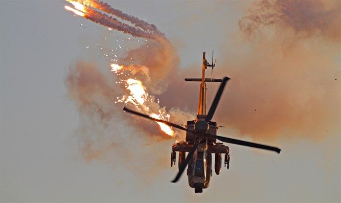 Helicóptero Apache dispara bengalas (Ofer Zidon / Flash 90)